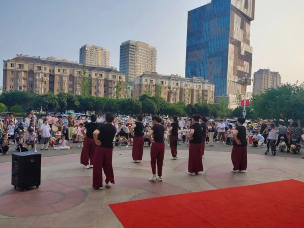 线上配资网址 济宁太白湖新区许庄街道恒大名都社区开展“银龄心向党 歌舞颂辉煌”庆祝中国共产党成立104周年文艺演出活动